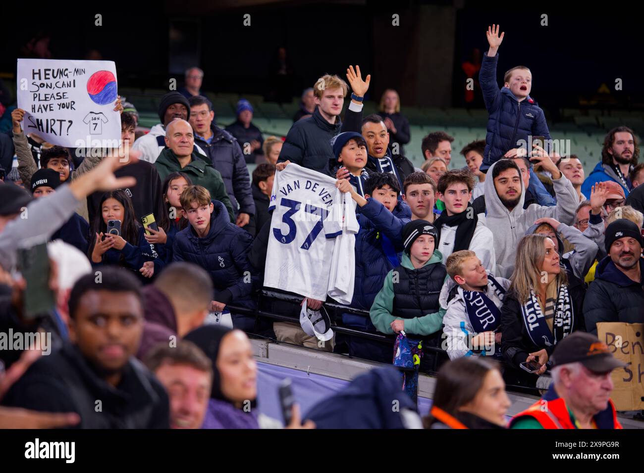 Tottenham Fans zeigen ihre Unterstützung nach dem Exhibition Match zwischen Tottenham und Newcastle am 22. Mai 2024 im MCG in Melbourne, Australien Stockfoto