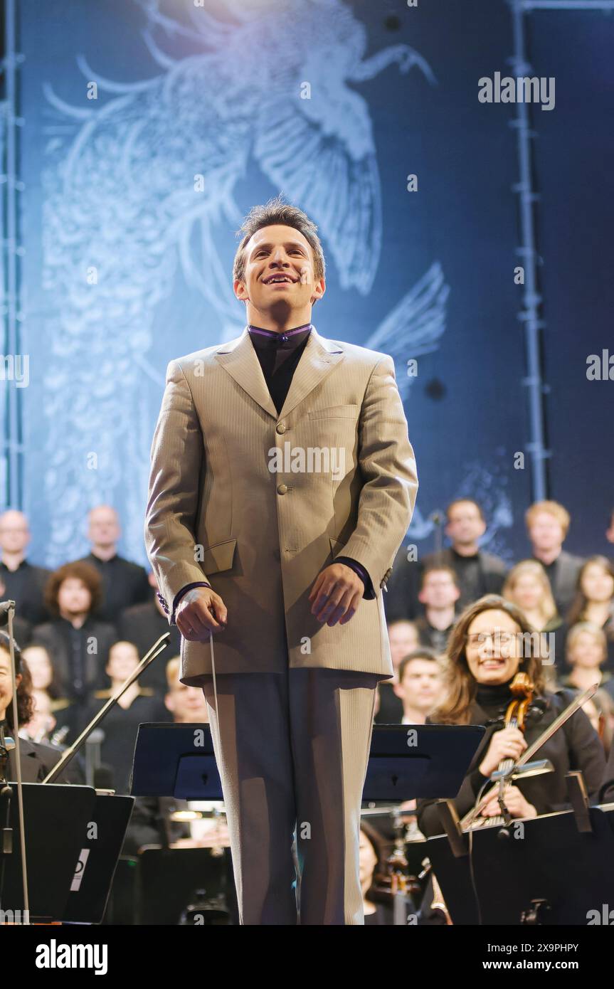 Wien, Österreich. Mai 2014. Eröffnung des Wiener Festivals am Rathausplatz in Wien. Cornelius Meister dirigiert das Wiener Rundfunksinfonieorchester mit dem Arnold Schönberg Chor Stockfoto