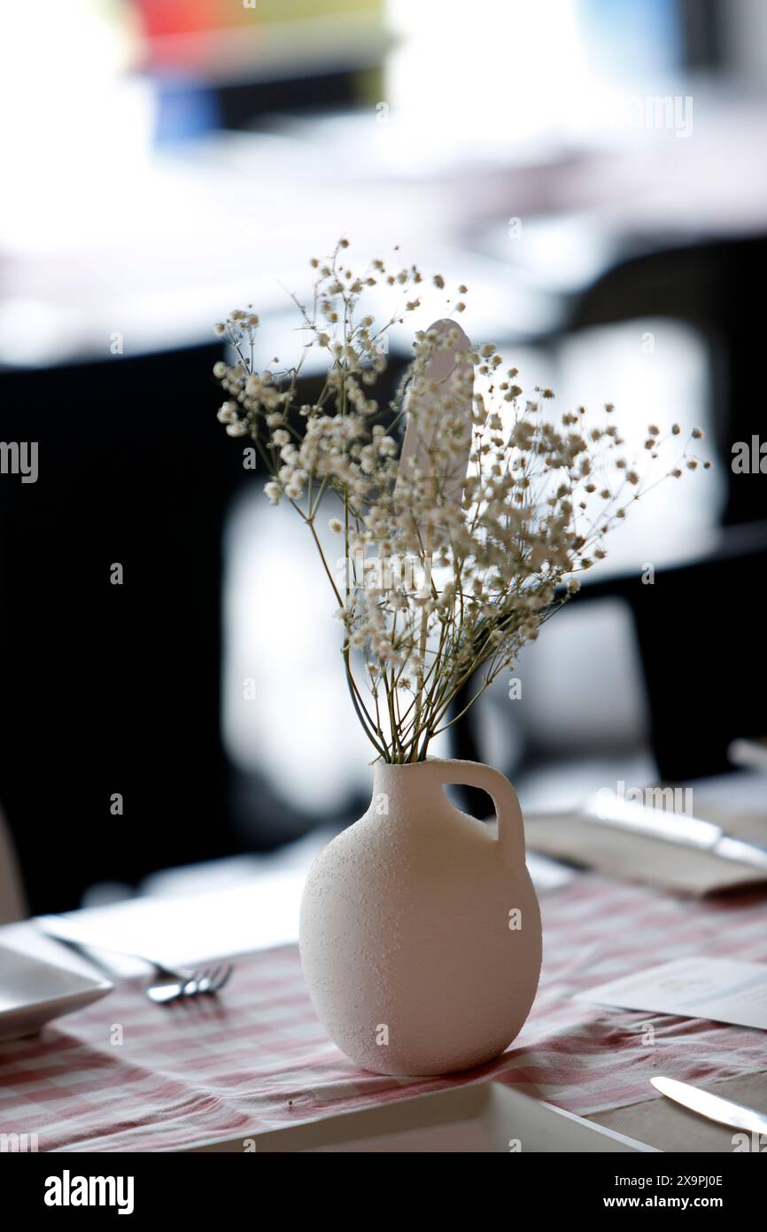 Herzstück mit zarten Wildblumen Stockfoto