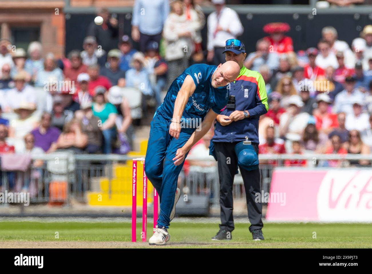 Old Trafford, Manchester am Sonntag, den 2. Juni 2024. Zak Chappell #32 Derbyshire County Cricket Club Bowling während des Vitality Blast T20 Spiels zwischen Lancashire und Derbyshire County Cricket Club in Old Trafford, Manchester am Sonntag, den 2. Juni 2024. (Foto: Mike Morese | MI News) Credit: MI News & Sport /Alamy Live News Stockfoto