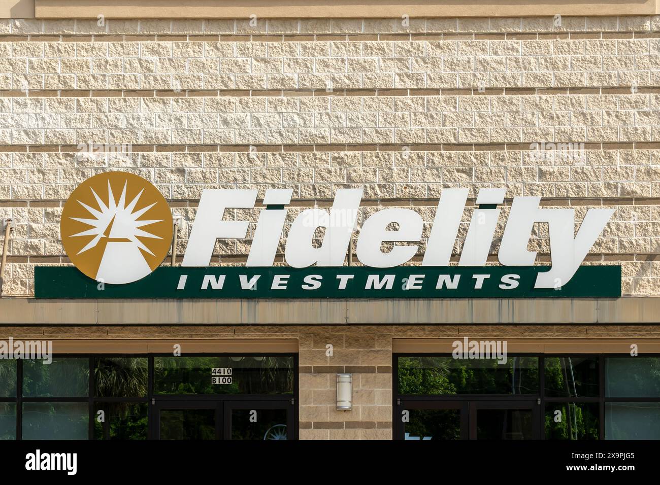 Houston, Texas, USA - 7. April 2024: Nahaufnahme des Logozeichens von Fidelity in einer der Filialen in Houston, Texas, USA. Stockfoto