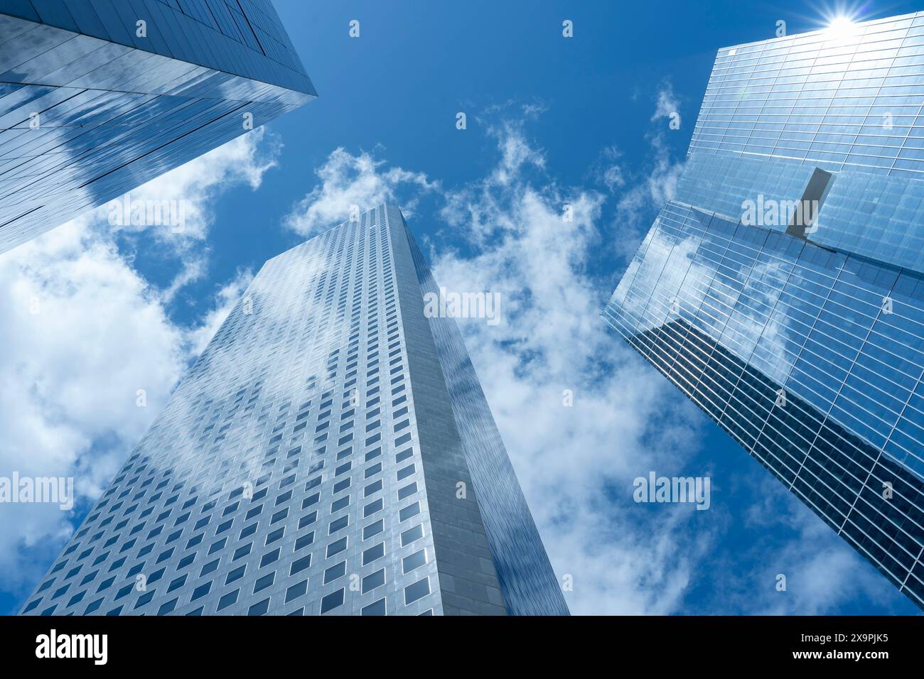 Blick auf moderne Bürohochhäuser mit blauem Himmel im Hintergrund. Stockfoto