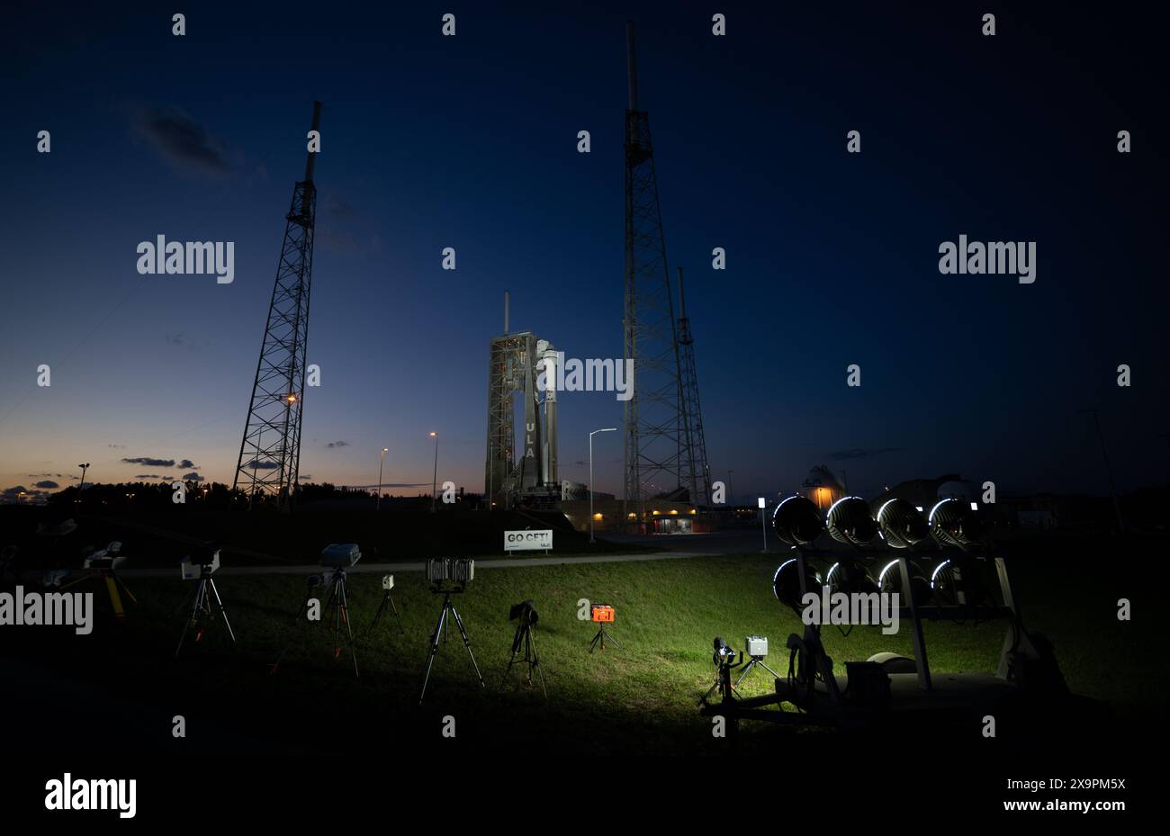 Cape Canaveral, Vereinigte Staaten von Amerika. 31. Mai 2024. Die Boeing CST-100 Starliner-Raumsonde auf der ULA Atlas V-Rakete bei Sonnenuntergang bereitet sich auf den Start vom Space Launch Complex-41 im Kennedy Space Center am 31. Mai 2024 in Cape Canaveral, Florida vor. Der Starliner First Mannned Crew Flight Test hat eine Reihe von Verzögerungen erlitten und wird voraussichtlich am 1. Juni starten. Quelle: Joel Kowsky/NASA Photo/Alamy Live News Stockfoto