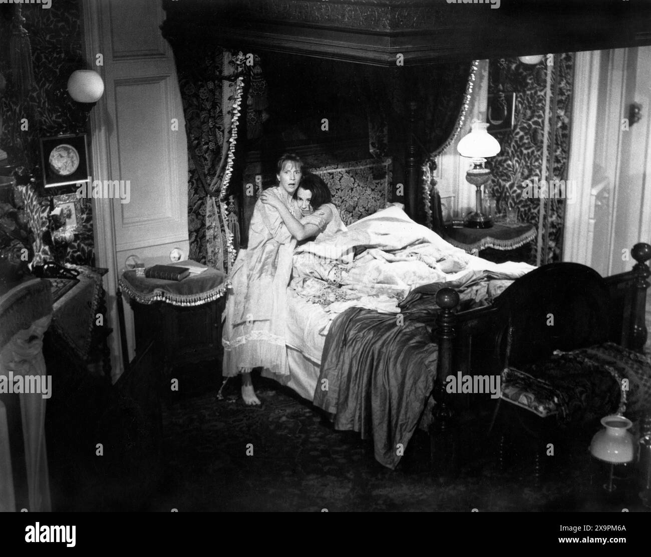 Julie Harris, Claire Bloom, am Set des Films „The Haunting“, MGM, 1963 Stockfoto
