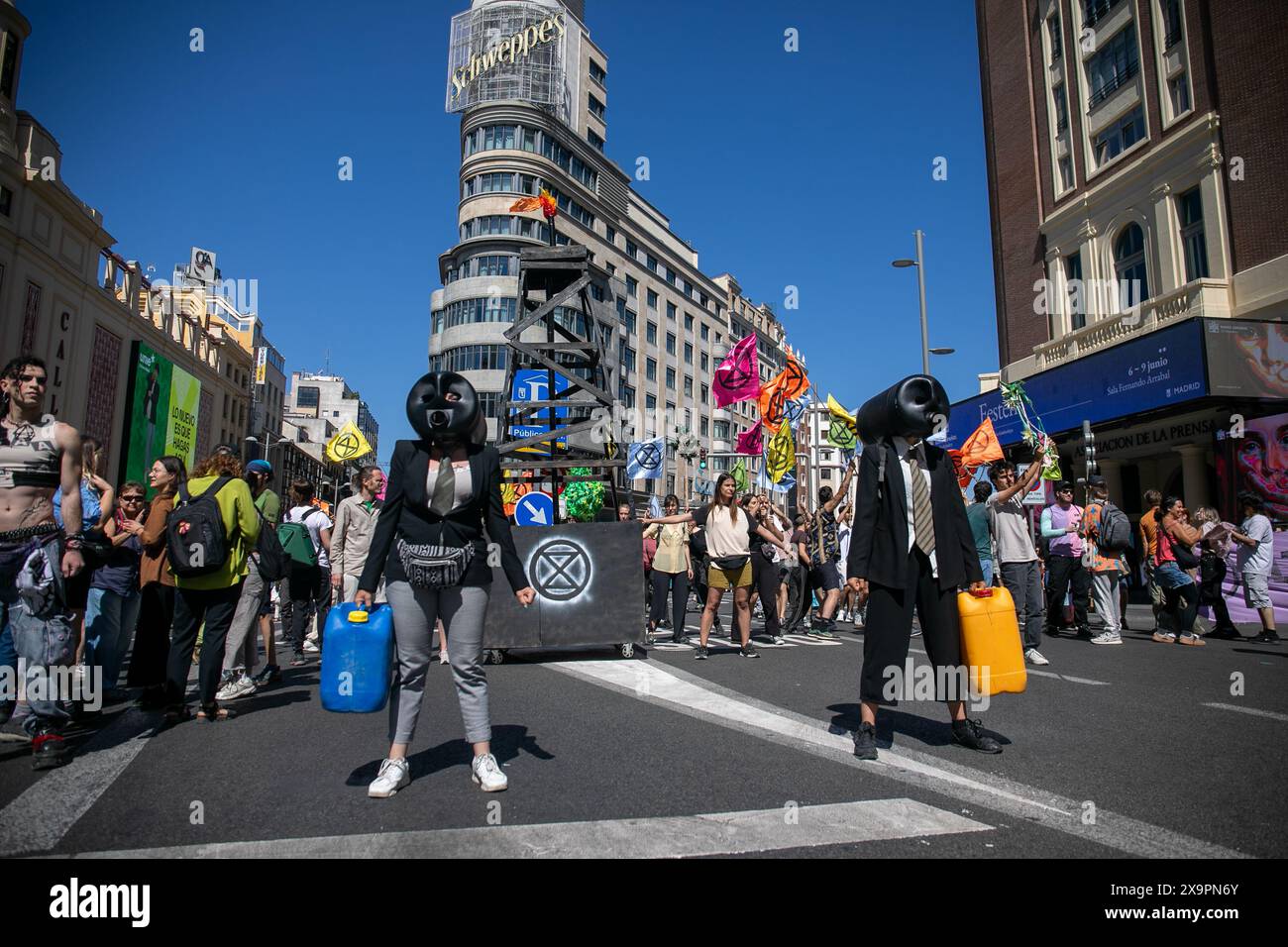 Madrid, Spanien. Juni 2024. Einige Aktivisten tragen Masken in Form von Benzindosen während einer Klimademonstration in Madrid Klimaaktivisten der XR Extinction Rebellion demonstrierten im Zentrum von Madrid, um ein Ende der Subventionen für fossile Brennstoffe zu fordern. Quelle: SOPA Images Limited/Alamy Live News Stockfoto