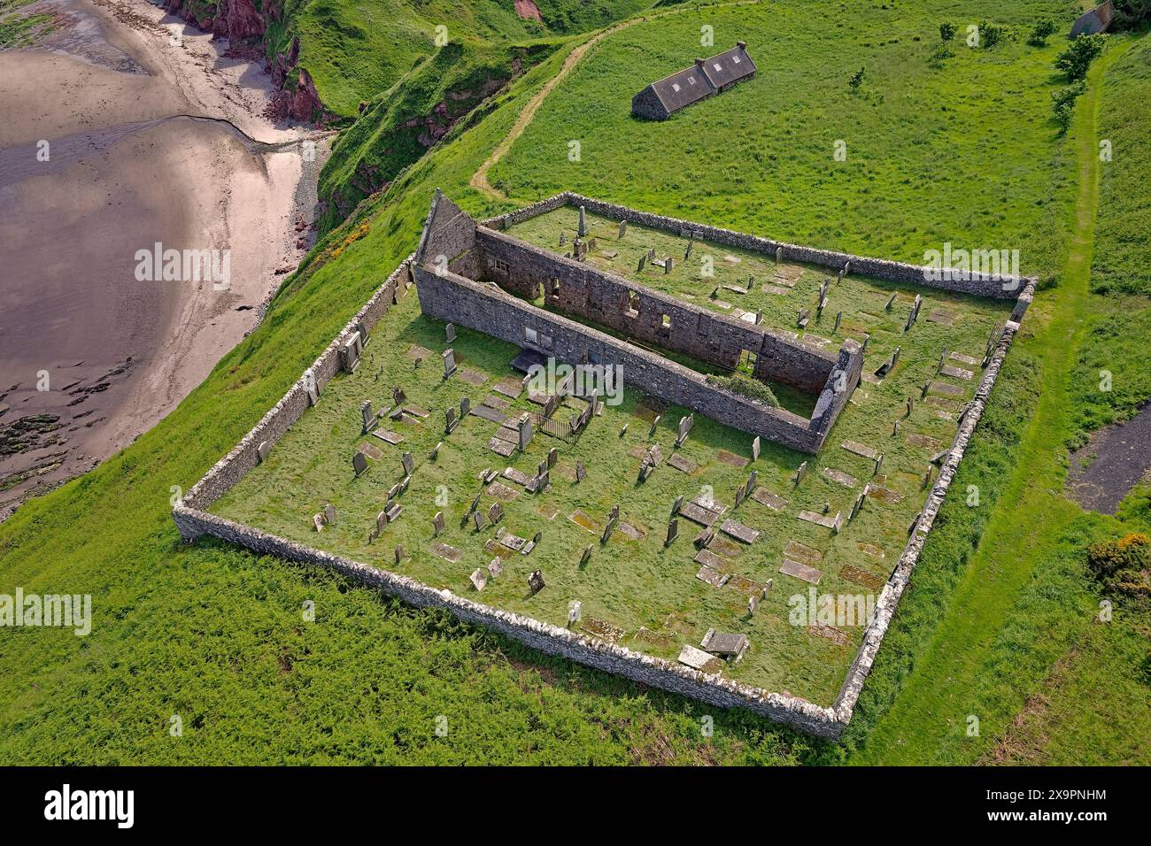 St. John's Church & Kirkyard Gardenstown Aberdeenshire die Ruinen der Kirche und der Friedhof über dem Strand im Frühling Stockfoto