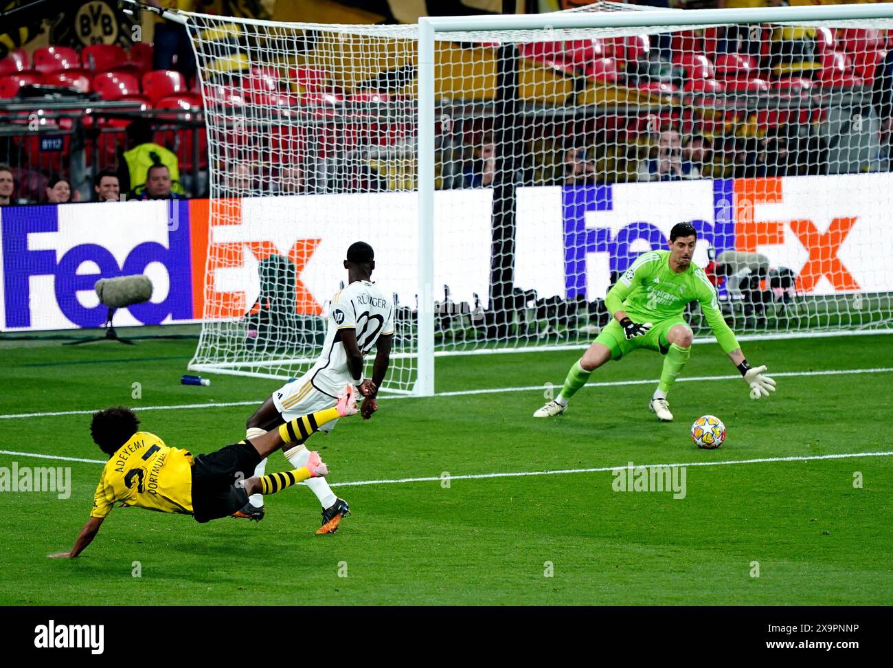 Borussia Dortmunds Karim Adeyemi versucht im Finale der UEFA Champions League im Londoner Wembley Stadium einen Torschuss. Bilddatum: Samstag, 1. Juni 2024. Stockfoto