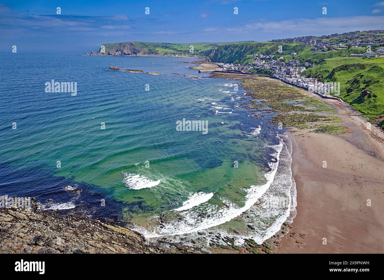 St. John's Church & Kirkyard Gardenstown Aberdeenshire Blick über Bucht und Strand nach Gardenstown Stockfoto