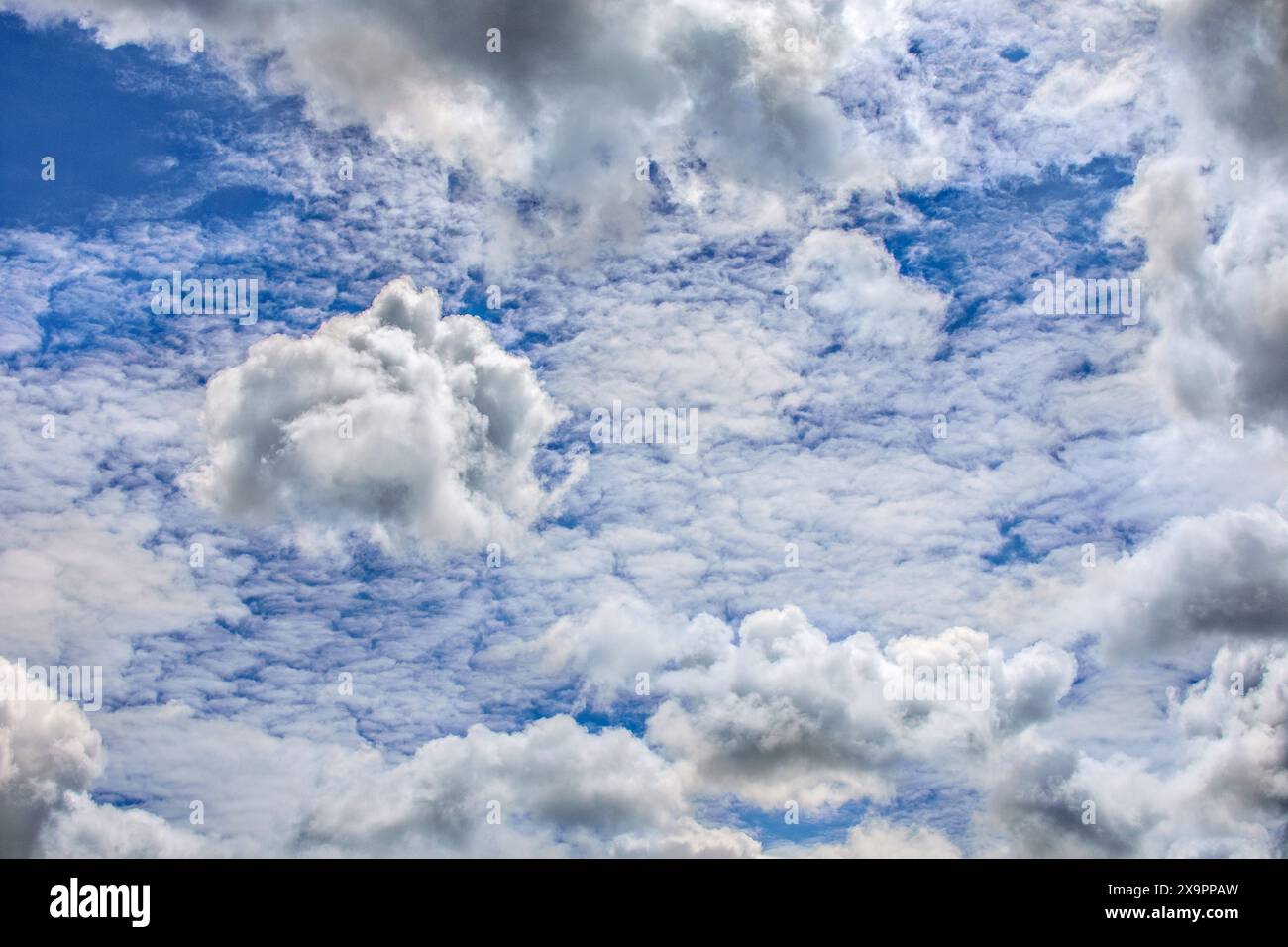 Mischung aus hohen Cirrus- und niedrigen Cumulus-Wolken - Zentralfrankreich. Stockfoto