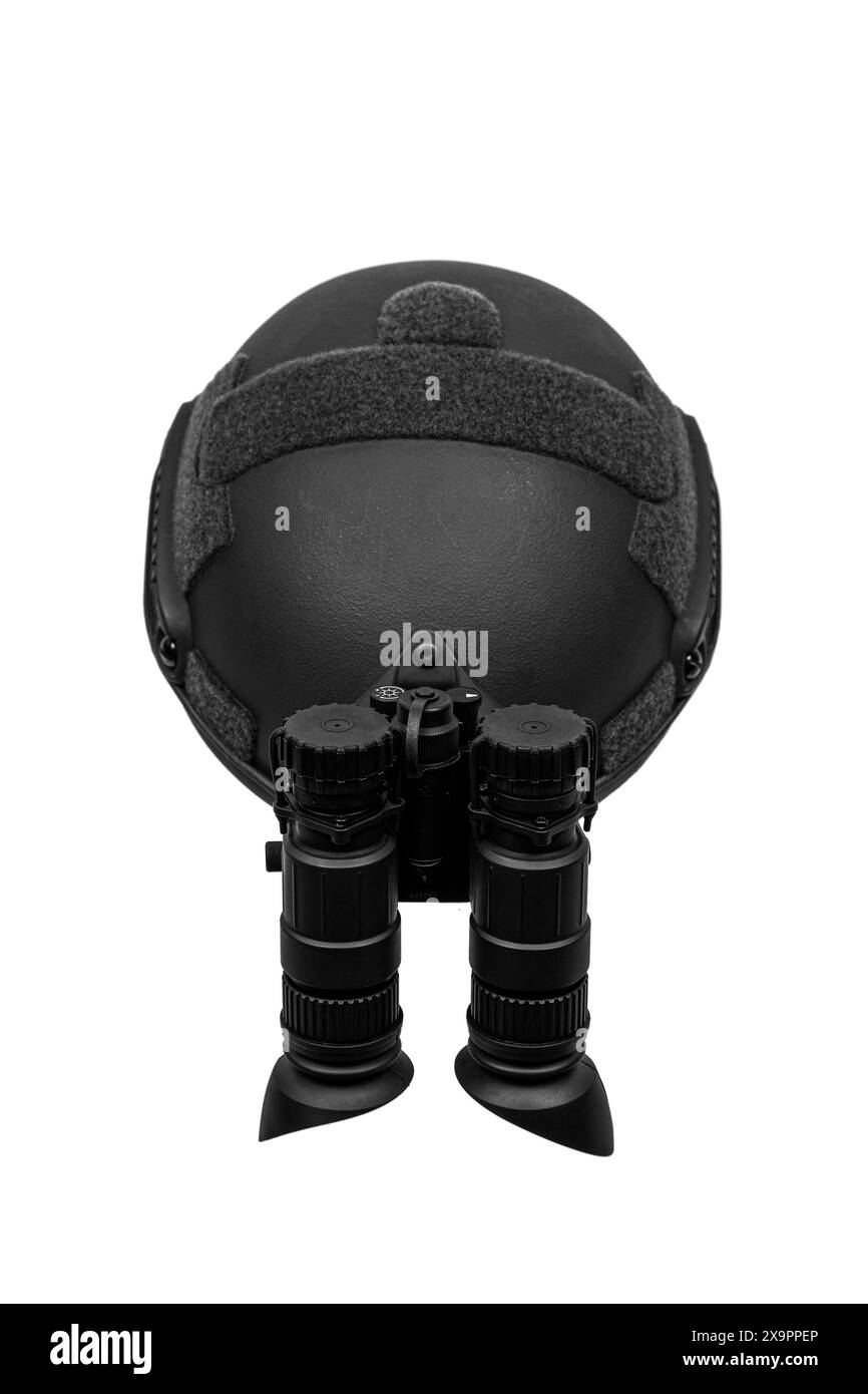 Nachtsichtgerät am Helm befestigt. Ein spezielles Gerät zur Beobachtung im Dunkeln. Ausrüstung für Militär, Polizei und Spezialkräfte. Isolat Stockfoto