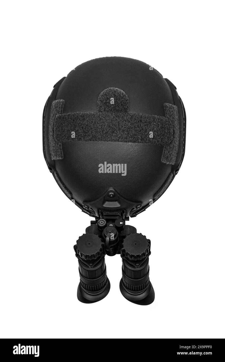 Nachtsichtgerät am Helm befestigt. Ein spezielles Gerät zur Beobachtung im Dunkeln. Ausrüstung für Militär, Polizei und Spezialkräfte. Isolat Stockfoto