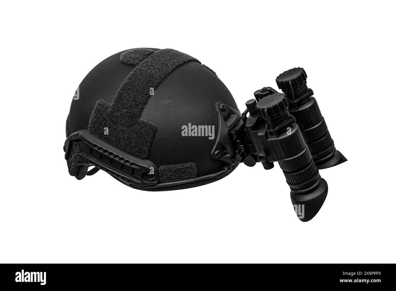 Nachtsichtgerät am Helm befestigt. Ein spezielles Gerät zur Beobachtung im Dunkeln. Ausrüstung für Militär, Polizei und Spezialkräfte. Isolat Stockfoto