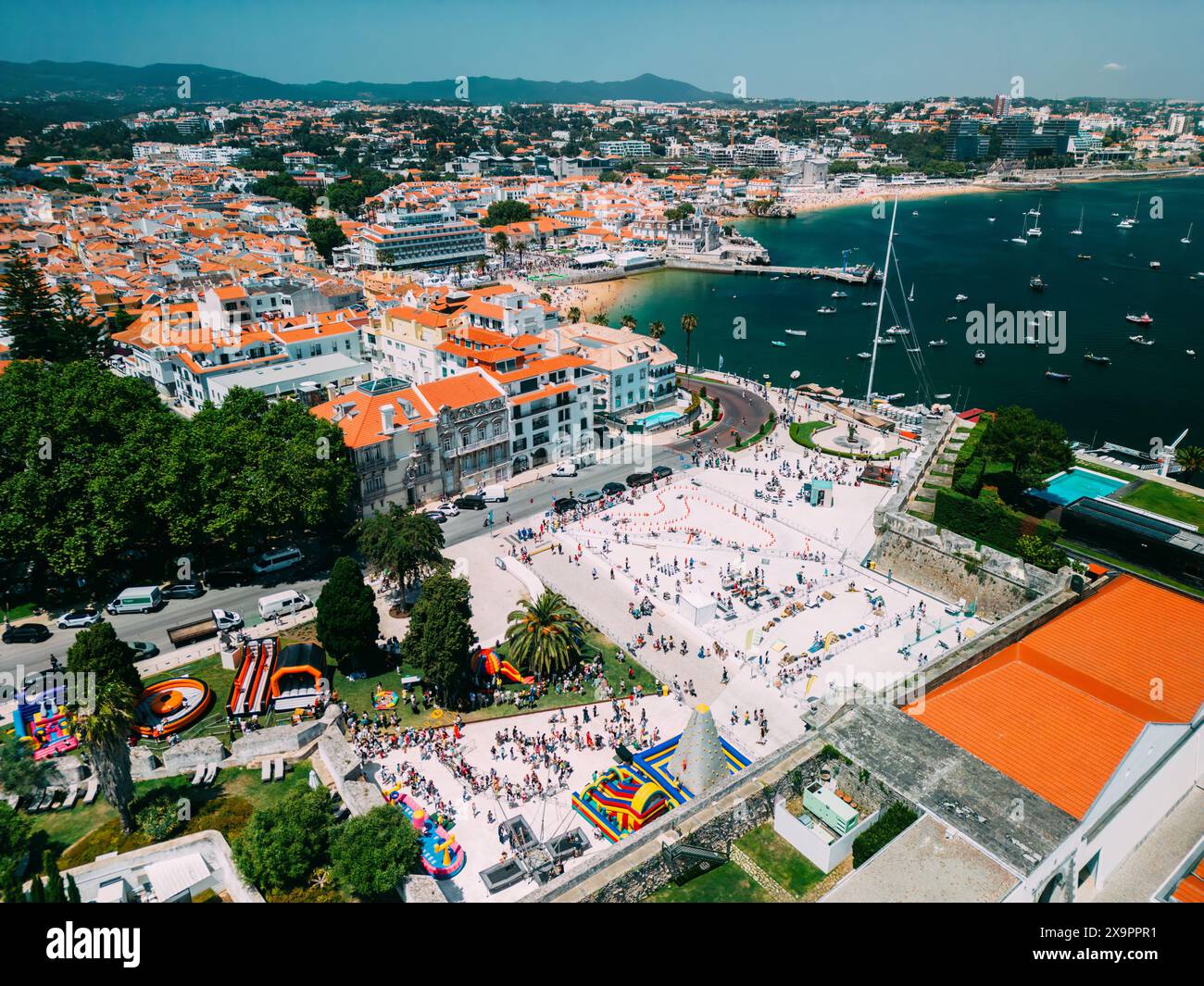 Luftaufnahme der Feierlichkeiten zum Kindertag in Cascais, Portugal am 2. Juni 2024 Stockfoto