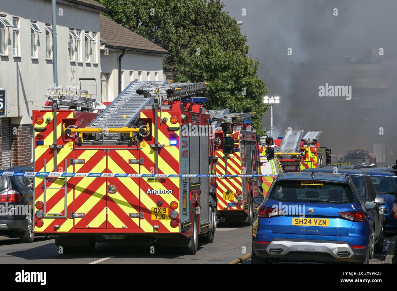 Birmingham, Großbritannien. Juni 2024. Die West Midlands Fire Service verfügt über 10 Pumpen mit rund 50 Feuerwehrleuten, eine hochvolumige Besatzung und eine hydraulische Plattform, die bei einem Brand in einer Industrieeinheit in der Lower Tower Street in Newtown, Birmingham, anwesend ist. Der Rauch konnte man meilenweit in der Stadt sehen. Ein Anruf von 999 kam um 15:20 Uhr zu einem großen Feuer im Industriegebäude. Die Feuerwehrleute versuchen nun, eine Brandausbreitung auf benachbarte Grundstücke zu verhindern. Dem Vernehmen nach enthält der Hof eine unbekannte Anzahl von Zylindern. Es wurde nicht berichtet, dass jemand verletzt wurde. Quelle: Stop Press Media/Alamy L Stockfoto