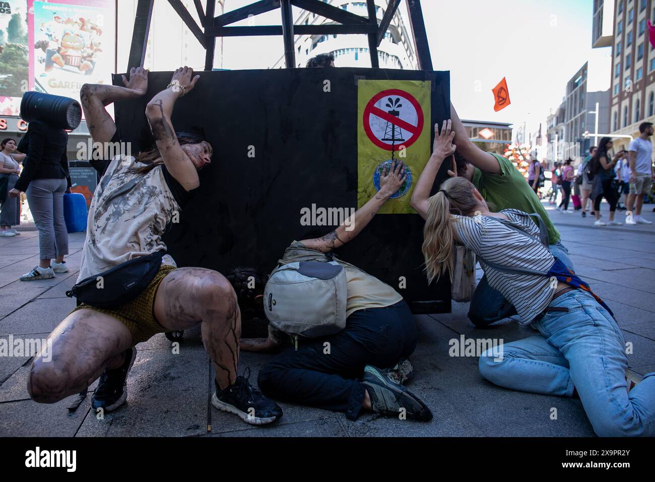 Madrid, Spanien. Juni 2024. Ein Aktivist macht eine Aufführung während einer Klimademonstration. Klimaaktivisten der XR Extinction Rebellion demonstrierten im Zentrum von Madrid, um ein Ende der Subventionen für fossile Brennstoffe zu fordern. (Foto: David Canales/SOPA Images/SIPA USA) Credit: SIPA USA/Alamy Live News Stockfoto