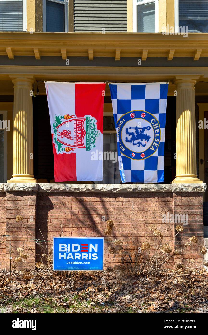 Flaggen für die EPL-Fußballvereine Liverpool und Chelsea auf einer Veranda mit einem Joe Biden Kamala Harris 2024-Schild im Vordergrund. Stockfoto