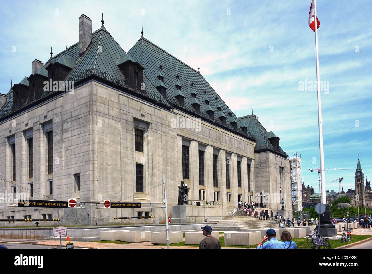Ottawa, Kanada - 1. Juni 2024: Eine Gruppe von Personen steht im Rahmen der jährlichen Doors Open-Veranstaltung an, um das Gebäude des Obersten Gerichtshofs zu besichtigen und mehr über verschiedene Gebäude in der Gegend zu erfahren. Der Friedensturm befindet sich auf der rechten Seite. Stockfoto