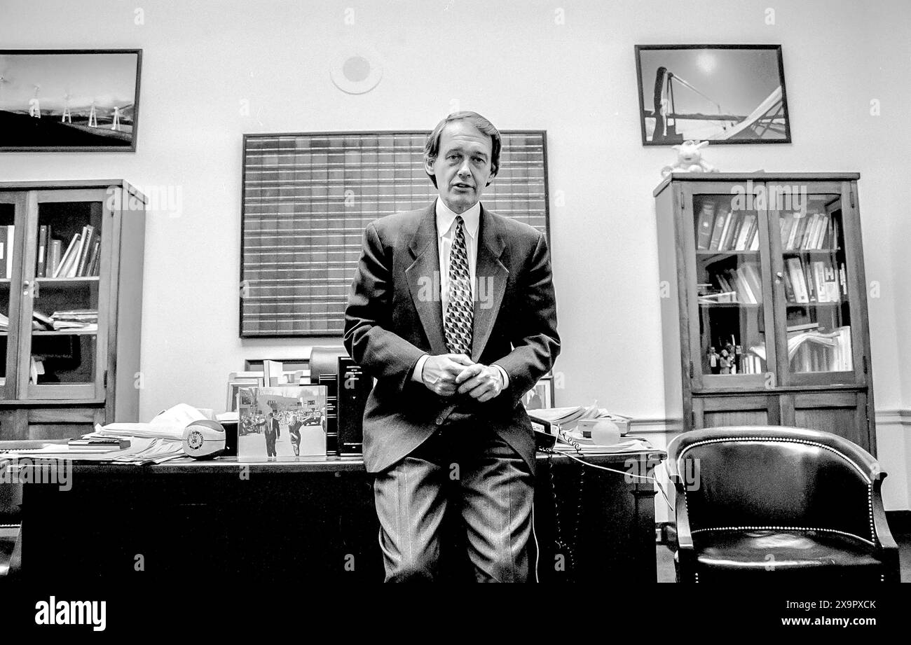 US-Kongressabgeordneter Ed Markey (D-Massachusetts), dreiviertel langes Porträt in seinem Büro, Rayburn House, Washington, D.C., USA, Michael Geissinger, 1993 Stockfoto