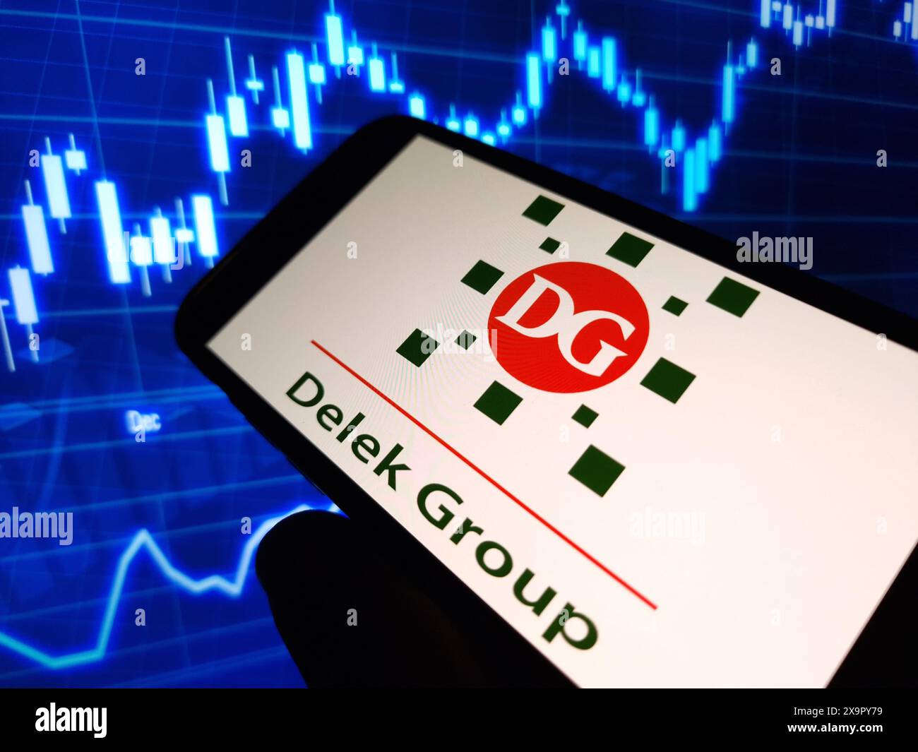 Konskie, Polen - 30. Mai 2024: Logo des Unternehmens der Delek Group auf dem Mobiltelefon Stockfoto