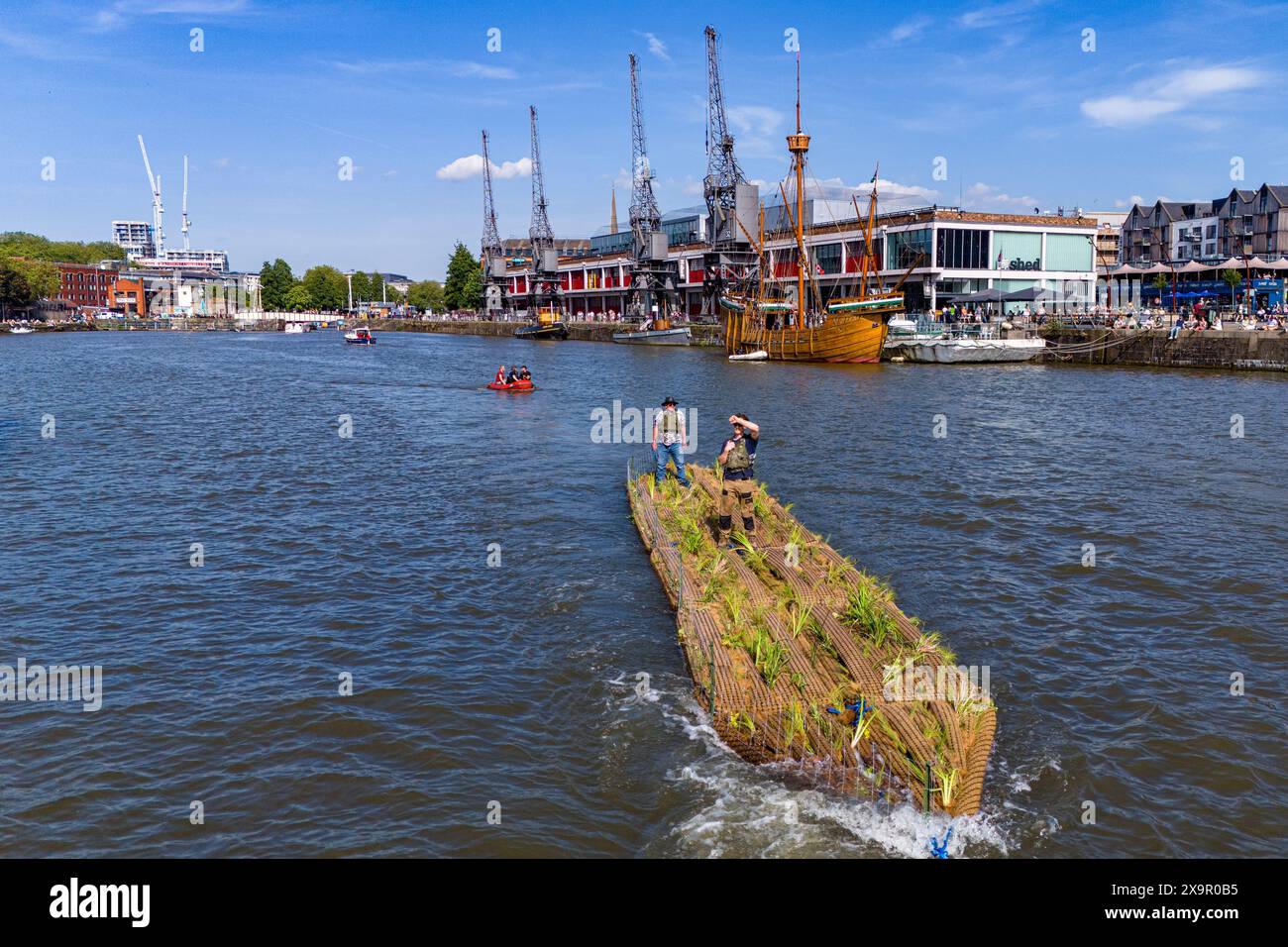 Eine 17 Meter lange Insel, die aus recycelten Wasserrohren aus Kunststoff besteht, wird im Rahmen des Festival of Nature in Bristol Harbour und der ersten schwimmenden Ökosysteminseln der Stadt, die zu einem festen Bestandteil am Capricorn Quay werden, eingeführt. Bilddatum: Sonntag, 2. Juni 2024. Stockfoto