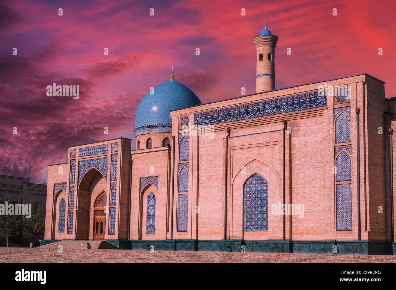 Antike mittelalterliche muslimische Moschee Hazrati Imam in Taschkent in Usbekistan. Islamisch-asiatischer Architekturkomplex Khast Imam bei Sonnenuntergang mit wunderschönem Himmel Stockfoto