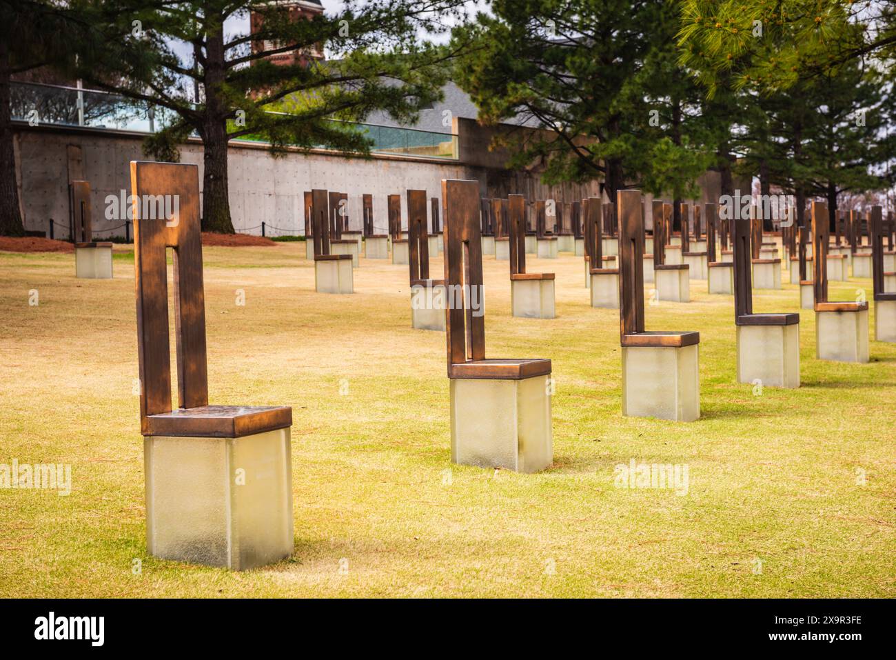 Feld mit leeren Stühlen im Oklahoma City National Memorial zu Ehren der Opfer, Überlebenden, Retter und aller, die von Oklahoma City betroffen waren Stockfoto