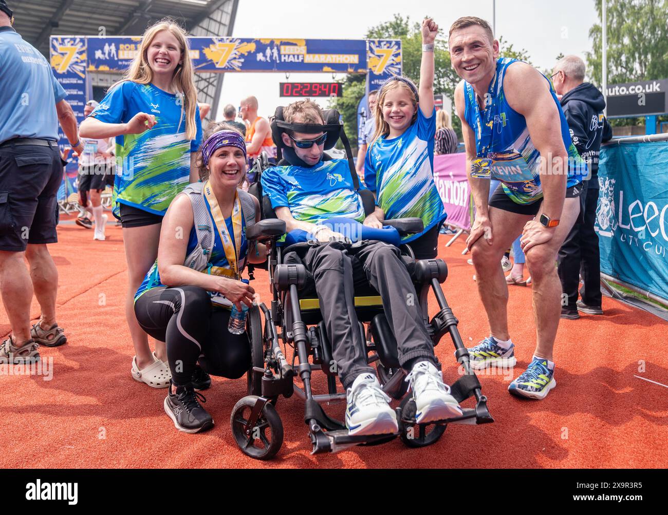 Aktenfoto vom 12.05.2024 von Rob Burrow zusammen mit Ehefrau Lindsey, Töchtern Macy und Maya und Kevin Sinfield. Rob Burrow starb im Alter von 41 Jahren, wie sein ehemaliger Verein Leeds Rhinos bekannt gab. Ausgabedatum: Sonntag, 2. Juni 2024. Stockfoto