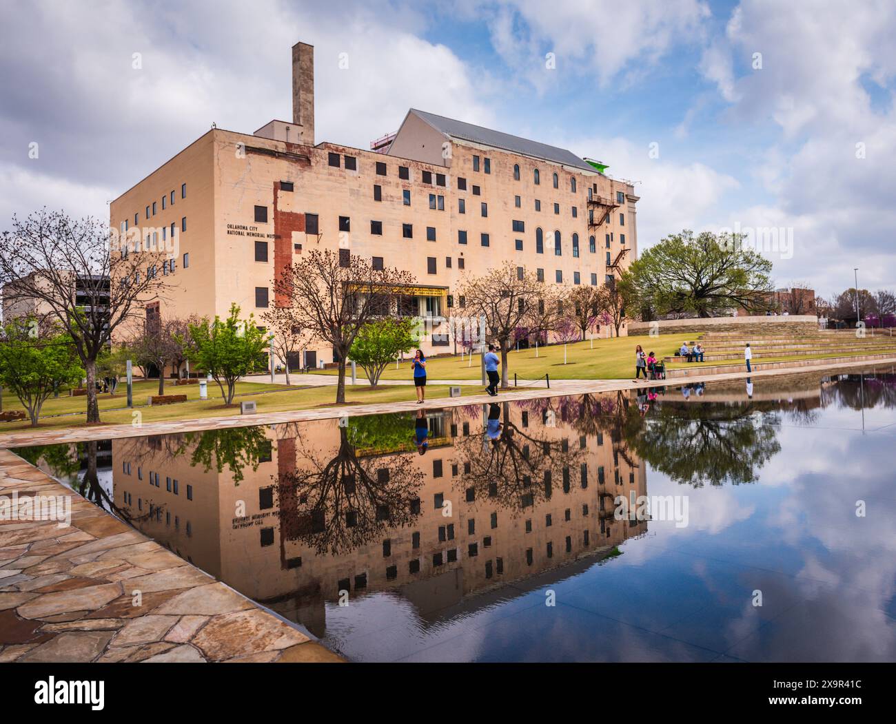 Oklahoma City, Oklahoma USA - 17. März 2017: Landschaftsansicht des Reflecting Pool im Oklahoma City National Memorial zu Ehren der Opfer der Okl Stockfoto