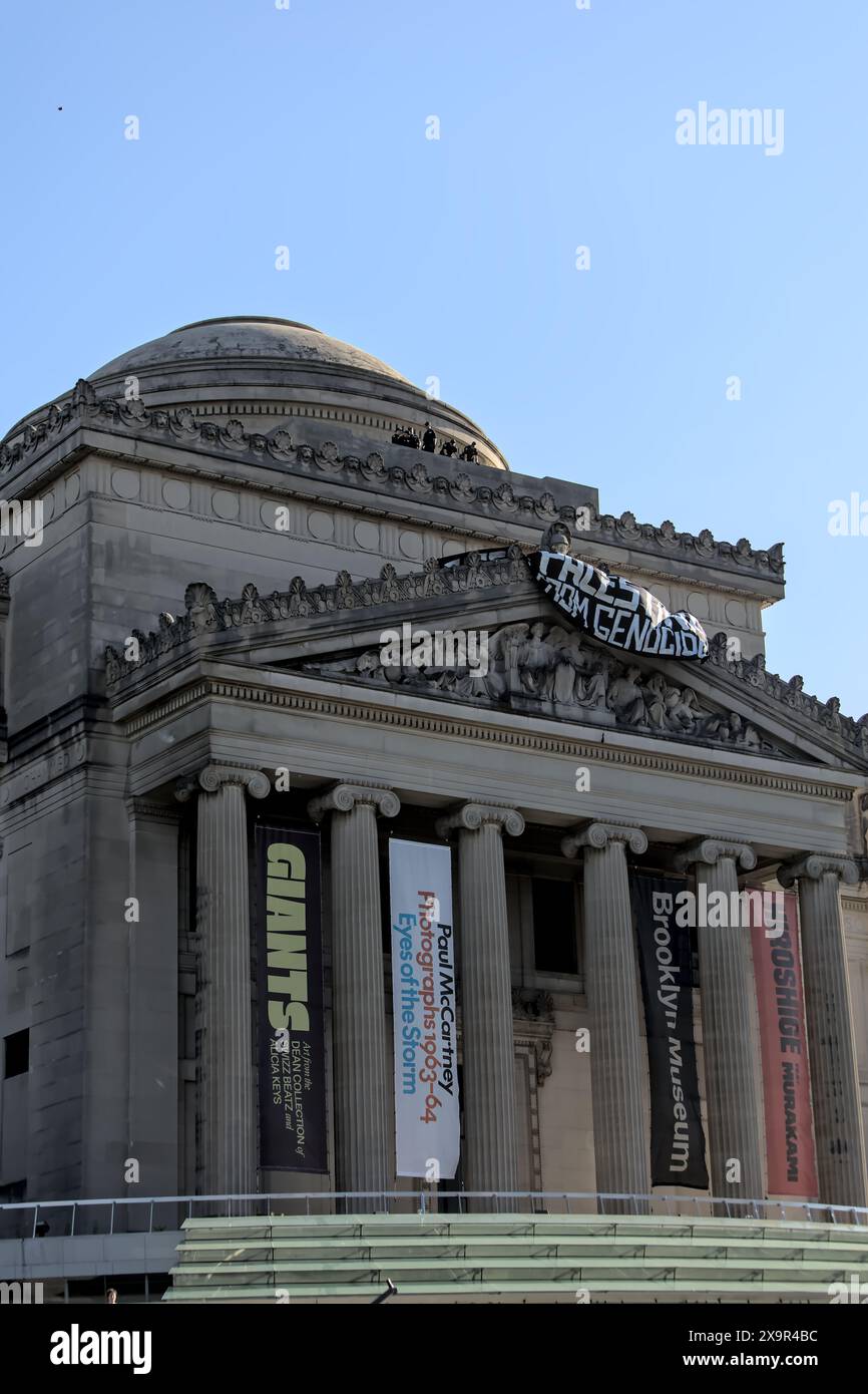 Brooklyn, NY – Mai 31 2024: Pro Palestine-Zeichen während der Proteste an der Fassade des Brooklyn Museums am Eastern Parkway in Brooklyn, New York City. Stockfoto