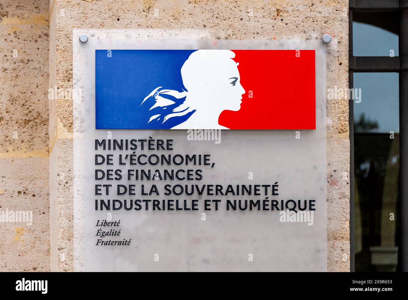 Schild am Eingang des Gebäudes des Ministeriums für Wirtschaft, Finanzen und Industrie und digitale Souveränität mit dem Logo der Französischen Republik Stockfoto