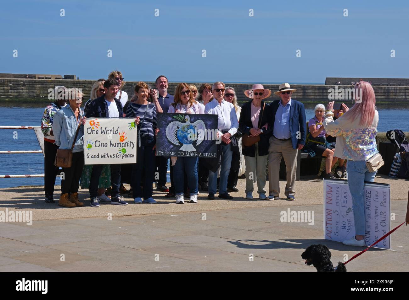 William Roache macht Fotos mit Friedensprotestierenden am Hafen von Whitby Stockfoto