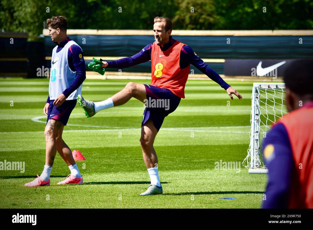 Darlington, Großbritannien. Juni 2024. Captain Harry Kane (rot), wie Gareth Southgate im Rockliffe Park in Middlesbrough vor dem Spiel gegen Bosnien-Herzegowina im Rahmen der Vorbereitung auf die UEFA-Europameisterschaft trainiert. Quelle: James Hind/Alamy. Stockfoto
