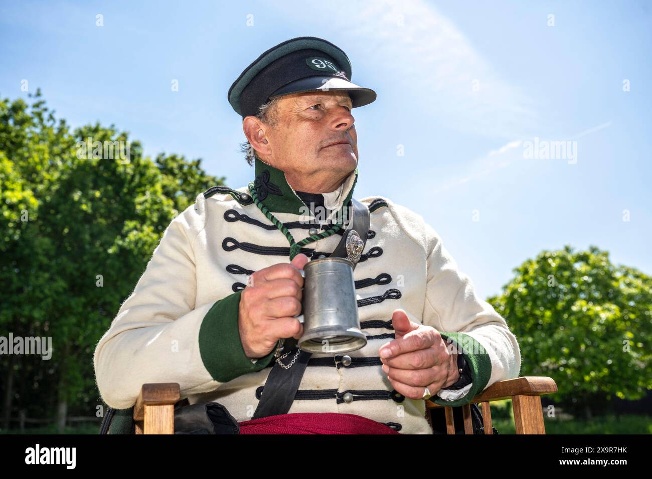 Chalfont, Großbritannien. 2. Juni 2024. 2. Bataillon 95. Rifle Regiment Reenactor, in the Heat, nehmen am Napoleonischen Wochenende zur Lebendgeschichte im Chiltern Open Air Museum (COAM) Teil. Rund 100 Reenactor der Napoleonic Association erwecken die Militärlager von Wellington, Blucher und Napoleons Armeen zum Leben. COAM erzählt die Geschichte der Chilterns Area durch die Erhaltung historischer Gebäude, Landschaften und Kultur. Quelle: Stephen Chung / Alamy Live News Stockfoto