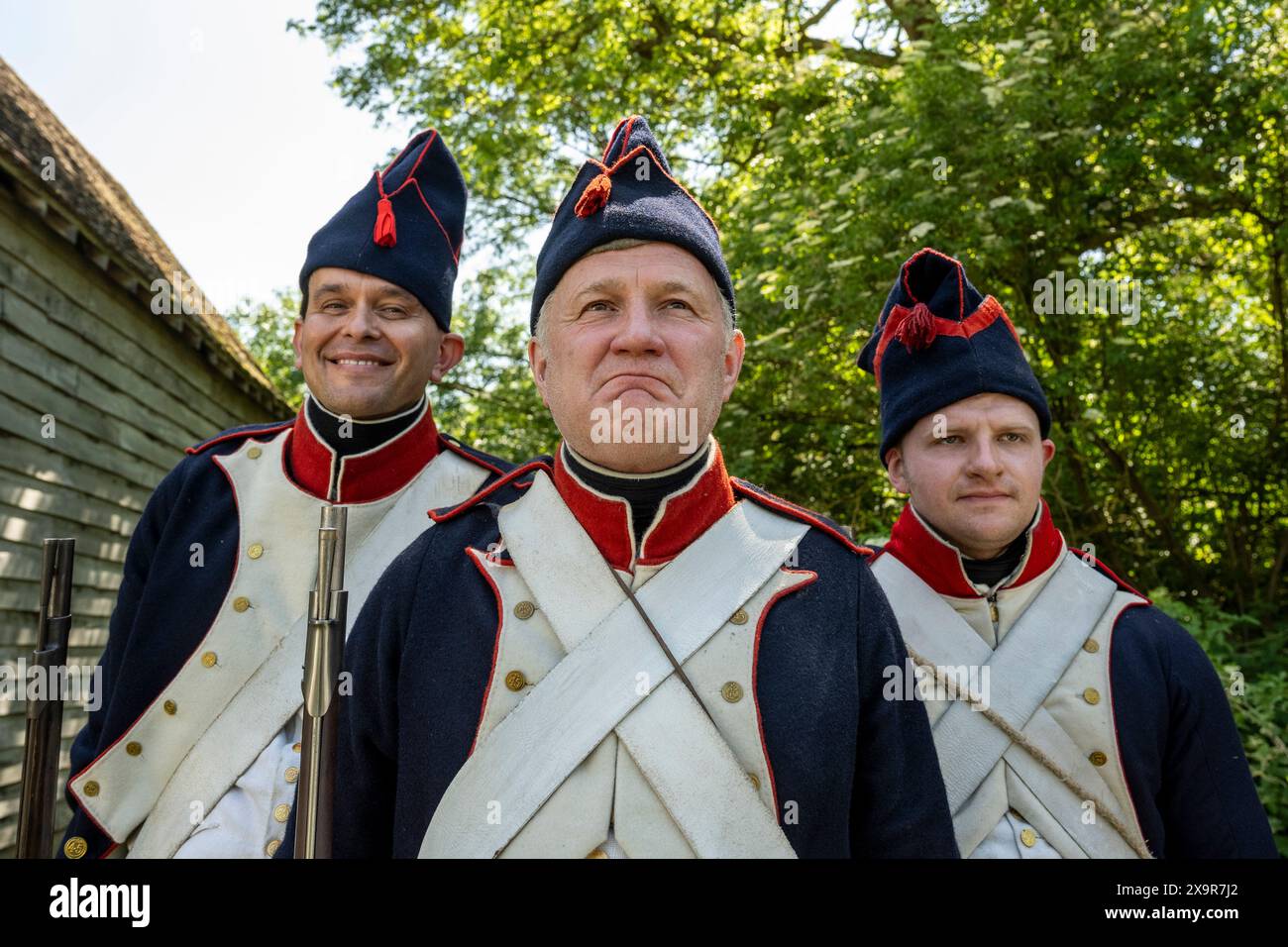 Chalfont, Großbritannien. 2. Juni 2024. Die französischen Armeefiguren nehmen am Napoleonischen Wochenende zur lebendigen Geschichte im Chiltern Open Air Museum (COAM) Teil. Rund 100 Reenactor der Napoleonic Association erwecken die Militärlager von Wellington, Blucher und Napoleons Armeen zum Leben. COAM erzählt die Geschichte der Chilterns Area durch die Erhaltung historischer Gebäude, Landschaften und Kultur. Quelle: Stephen Chung / Alamy Live News Stockfoto