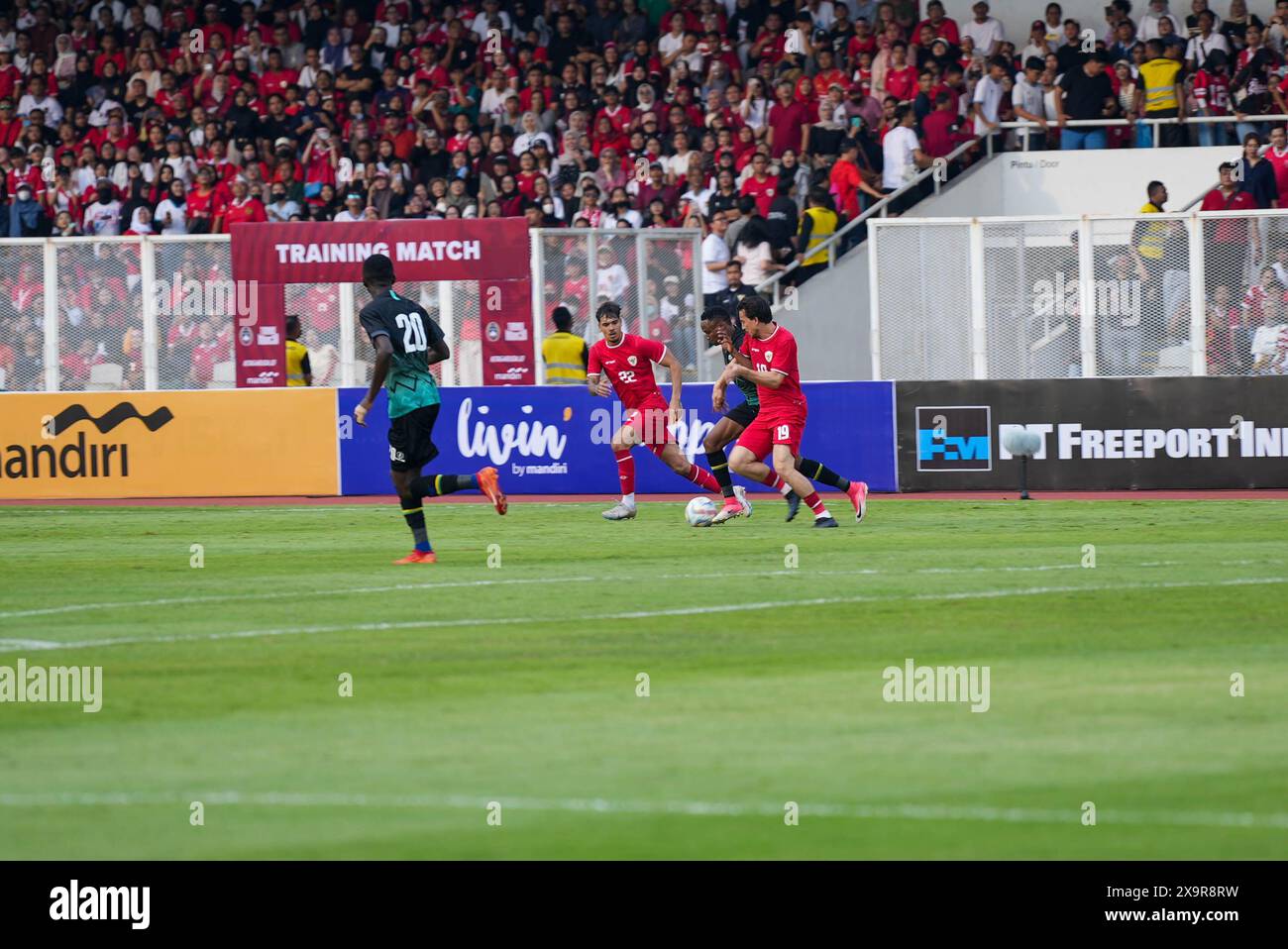 Jakarta, Indonesien, 02. Juni 2024 SHAYNE ELIAN JAY PATTYNAMA und THOM JAN MARINUS HAYE traten am 2. Juni 2024 im Madya Stadium in Jakarta Indonesien bei der Credit Shaquille Fabri/Alamy mit EDWIN BALUA AN Stockfoto