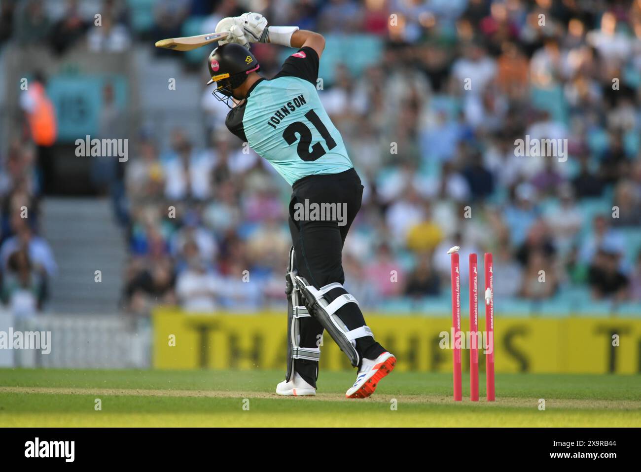 London, England. Juni 2024. Spencer Johnson wird von Jake Ball während des Vitality Blast-Spiels zwischen Surrey und Somerset im Kia Oval gekegelt. Kyle Andrews/Alamy Live News. Stockfoto