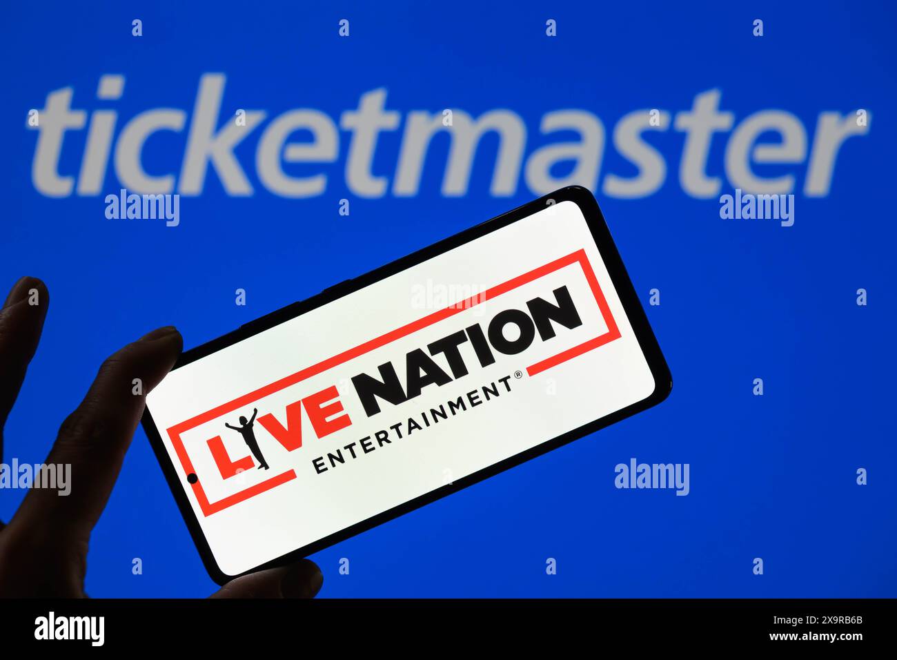 Brüssel, Belgien Juni 2024. Das Live Nation-Logo wird auf einem Smartphone angezeigt, wobei Ticketmaster im Hintergrund auf dem Bildschirm sichtbar ist, in dieser Fotoabbildung. Aufgenommen in Brüssel, Belgien. Am 2. Juni 2024. (Jonathan Raa/SIPA USA) *** ausschließlich für redaktionelle Nachrichten *** Credit: SIPA USA/Alamy Live News Stockfoto