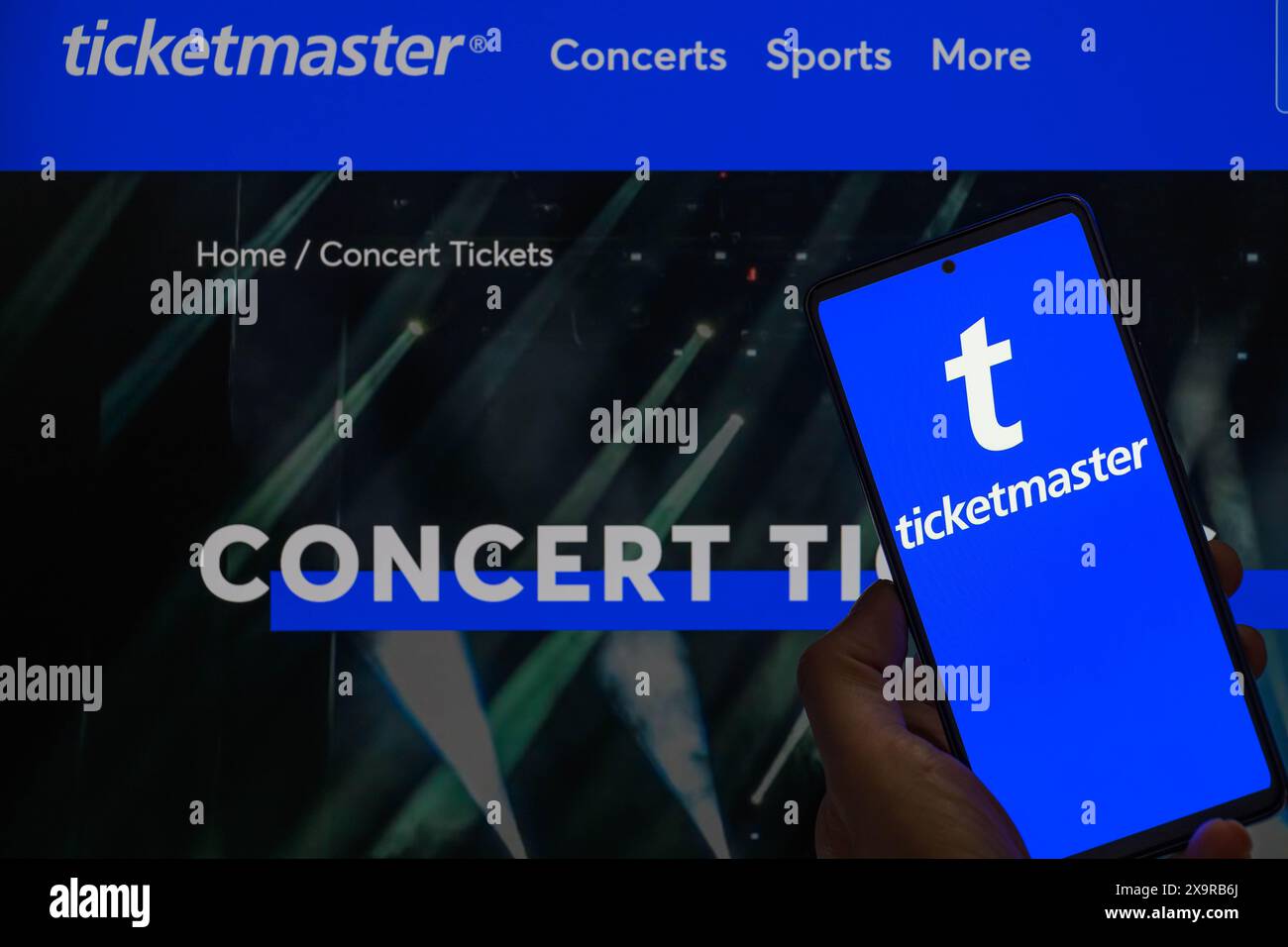 Brüssel, Belgien Juni 2024. Das Ticketmaster-Logo wird auf einem Smartphone angezeigt, wobei die Startseite von Ticketmaster auf dem Bildschirm im Hintergrund sichtbar ist. Aufgenommen in Brüssel, Belgien. Am 2. Juni 2024. (Jonathan Raa/SIPA USA) *** ausschließlich für redaktionelle Nachrichten *** Credit: SIPA USA/Alamy Live News Stockfoto