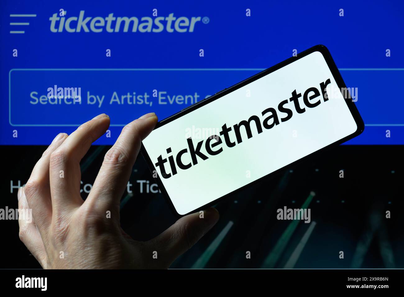 Brüssel, Belgien Juni 2024. Das Ticketmaster-Logo wird auf einem Smartphone angezeigt, wobei die Startseite von Ticketmaster auf dem Bildschirm im Hintergrund sichtbar ist. Aufgenommen in Brüssel, Belgien. Am 2. Juni 2024. (Jonathan Raa/SIPA USA) *** ausschließlich für redaktionelle Nachrichten *** Credit: SIPA USA/Alamy Live News Stockfoto