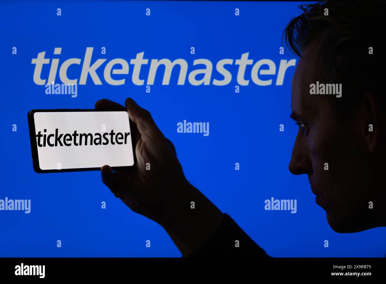 Brüssel, Belgien Juni 2024. Das Ticketmaster-Logo wird auf einem Smartphone angezeigt, wobei Ticketmaster im Hintergrund auf dem Bildschirm sichtbar ist. Aufgenommen in Brüssel, Belgien. Am 2. Juni 2024. (Jonathan Raa/SIPA USA) *** ausschließlich für redaktionelle Nachrichten *** Credit: SIPA USA/Alamy Live News Stockfoto