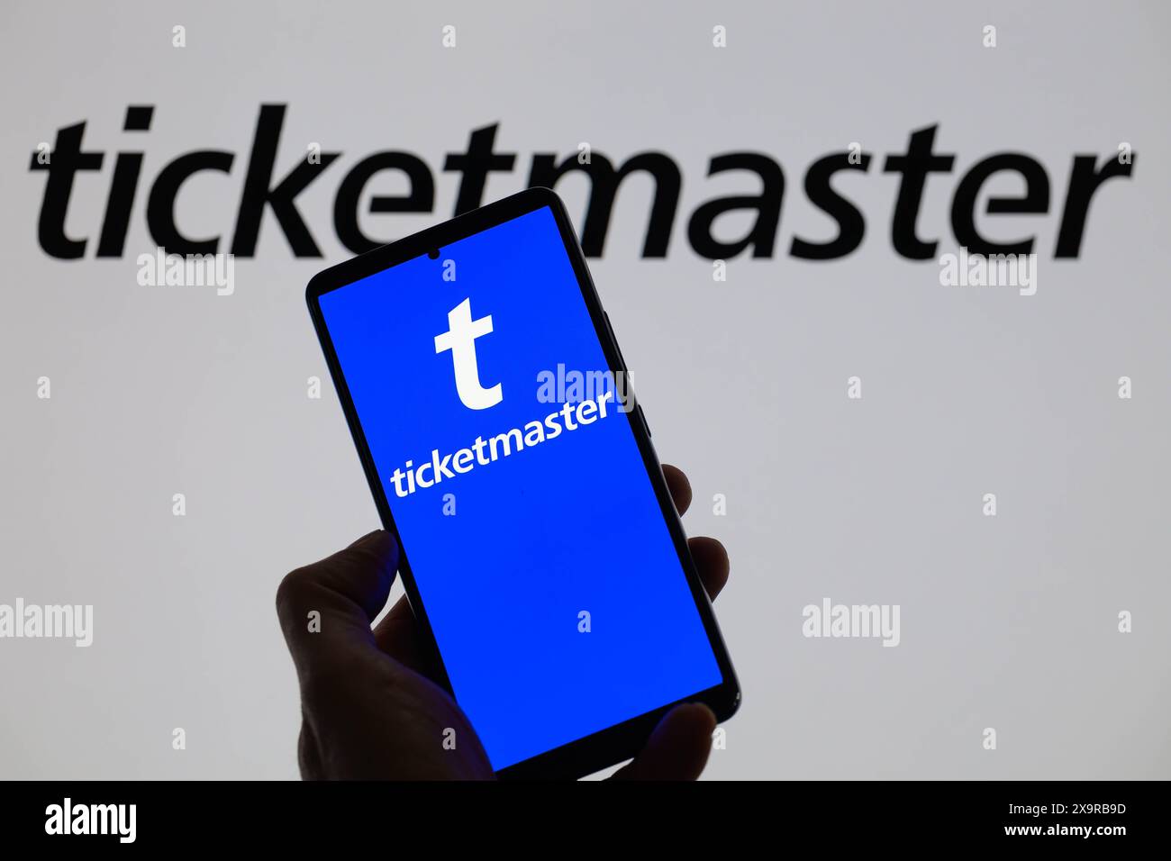 Brüssel, Belgien Juni 2024. Das Ticketmaster-Logo wird auf einem Smartphone angezeigt, wobei Ticketmaster im Hintergrund auf dem Bildschirm sichtbar ist. Aufgenommen in Brüssel, Belgien. Am 2. Juni 2024. (Jonathan Raa/SIPA USA) *** ausschließlich für redaktionelle Nachrichten *** Credit: SIPA USA/Alamy Live News Stockfoto