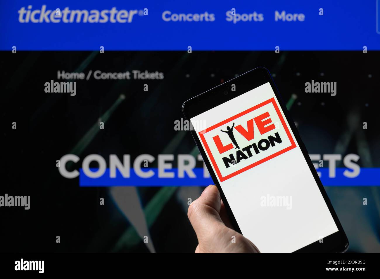 Brüssel, Belgien Juni 2024. Das Live Nation-Logo wird auf einem Smartphone angezeigt, wobei die Startseite von Ticketmaster im Hintergrund auf dem Bildschirm sichtbar ist, in dieser Fotoabbildung. Aufgenommen in Brüssel, Belgien. Am 2. Juni 2024. (Jonathan Raa/SIPA USA) *** ausschließlich für redaktionelle Nachrichten *** Credit: SIPA USA/Alamy Live News Stockfoto