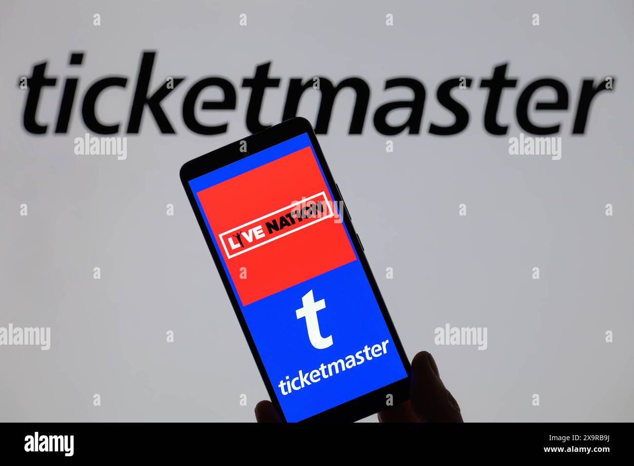 Brüssel, Belgien Juni 2024. Das Live Nation-Logo wird auf einem Smartphone angezeigt, wobei Ticketmaster im Hintergrund auf dem Bildschirm sichtbar ist, in dieser Fotoabbildung. Aufgenommen in Brüssel, Belgien. Am 2. Juni 2024. (Jonathan Raa/SIPA USA) *** ausschließlich für redaktionelle Nachrichten *** Credit: SIPA USA/Alamy Live News Stockfoto