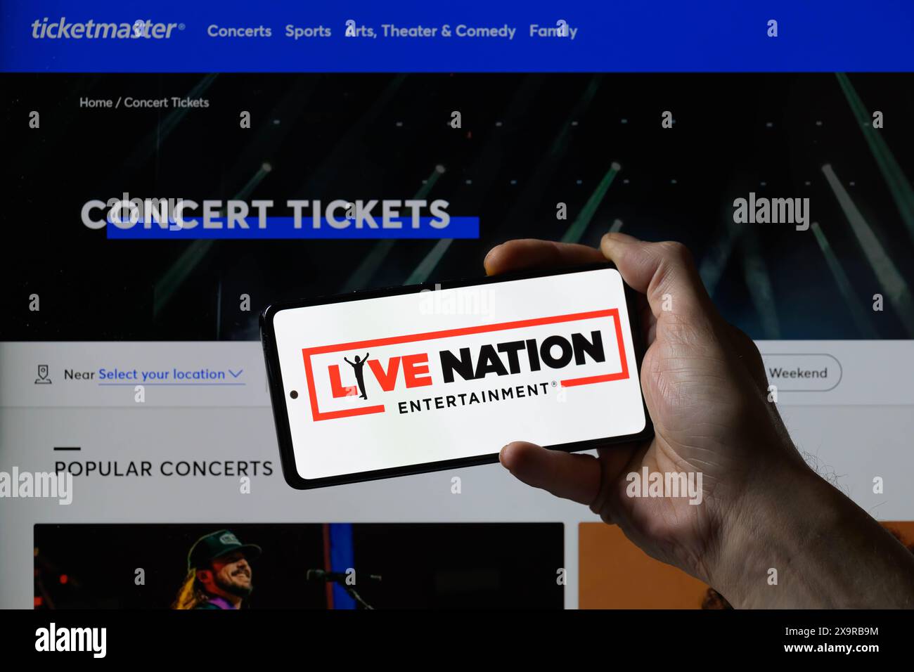 Brüssel, Belgien Juni 2024. Das Live Nation-Logo wird auf einem Smartphone angezeigt, wobei die Startseite von Ticketmaster im Hintergrund auf dem Bildschirm sichtbar ist, in dieser Fotoabbildung. Aufgenommen in Brüssel, Belgien. Am 2. Juni 2024. (Jonathan Raa/SIPA USA) *** ausschließlich für redaktionelle Nachrichten *** Credit: SIPA USA/Alamy Live News Stockfoto