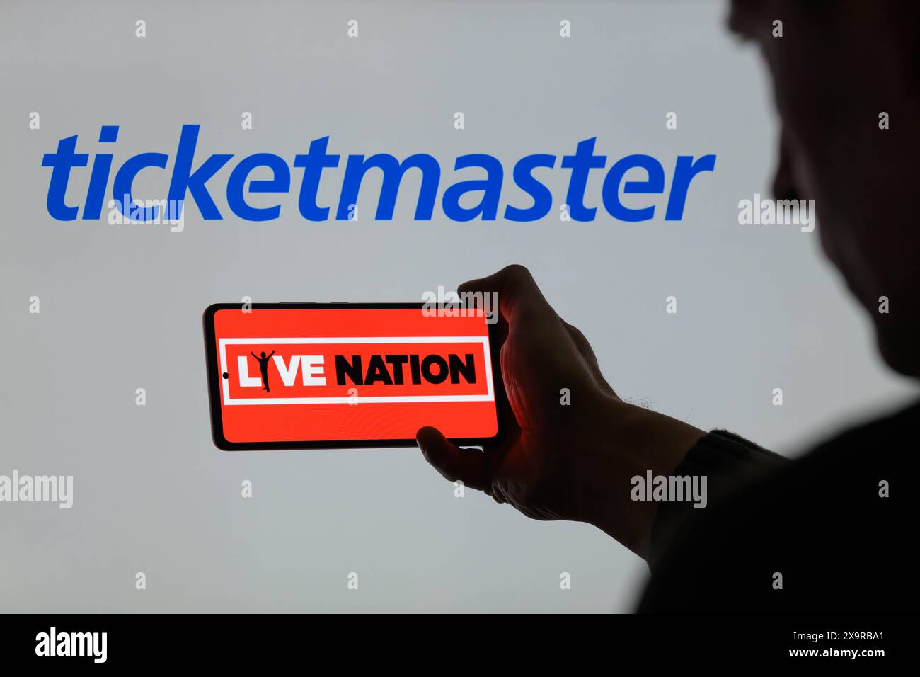Brüssel, Belgien Juni 2024. Das Live Nation-Logo wird auf einem Smartphone angezeigt, wobei Ticketmaster im Hintergrund auf dem Bildschirm sichtbar ist, in dieser Fotoabbildung. Aufgenommen in Brüssel, Belgien. Am 2. Juni 2024. (Jonathan Raa/SIPA USA) *** ausschließlich für redaktionelle Nachrichten *** Credit: SIPA USA/Alamy Live News Stockfoto