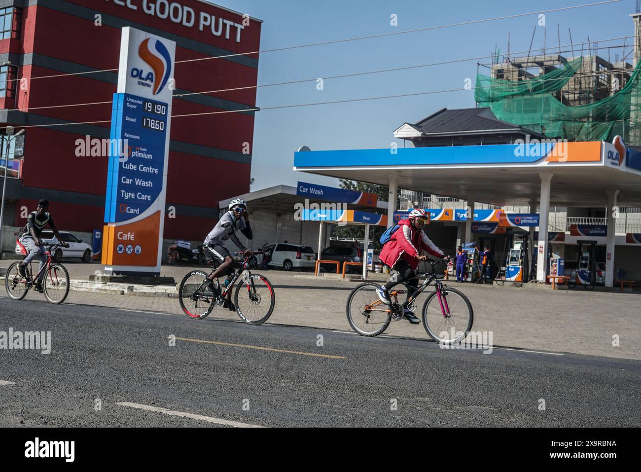Nakuru, Kenia. Juni 2024. Radsportbegeisterte fahren in Nakuru, die sich für ein Bewusstsein für psychische Gesundheit und Umweltschutz im Vorfeld des World Bicycle Day 2024 einsetzen. Quelle: SOPA Images Limited/Alamy Live News Stockfoto