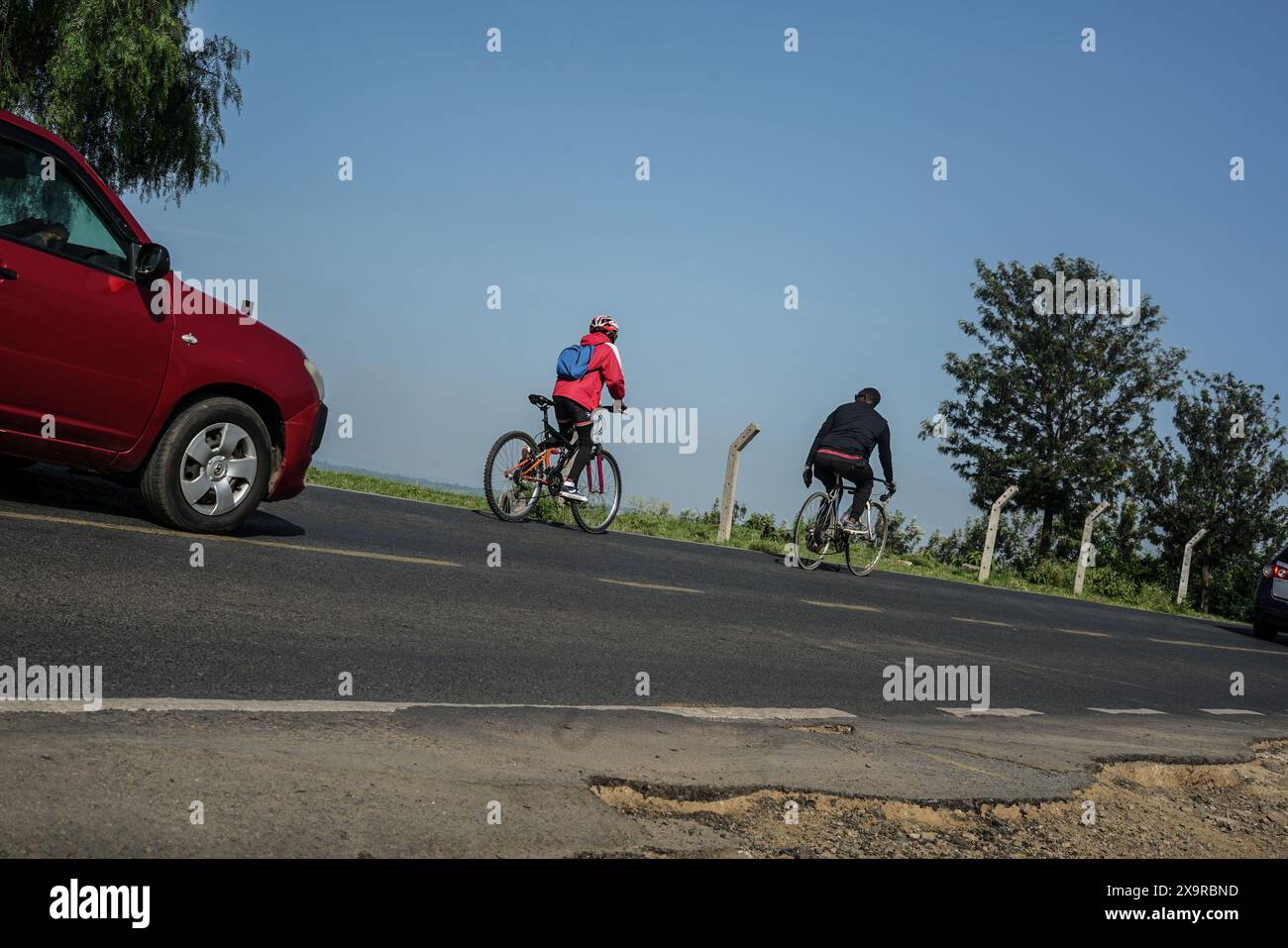 Nakuru, Kenia. Juni 2024. Radsportbegeisterte fahren in Nakuru, die sich für ein Bewusstsein für psychische Gesundheit und Umweltschutz im Vorfeld des World Bicycle Day 2024 einsetzen. Quelle: SOPA Images Limited/Alamy Live News Stockfoto
