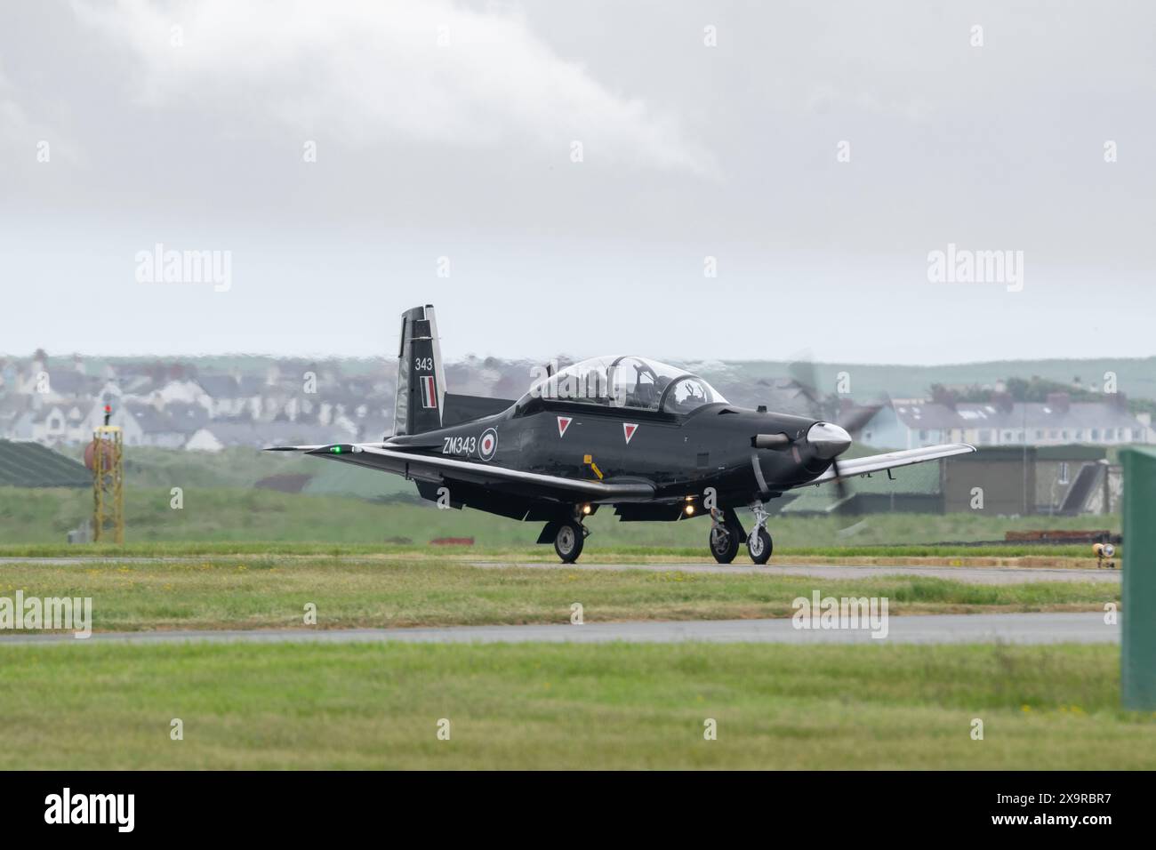 ZM343 - Royal Air Force Beechcraft T6C Texan II Taxis im RAF Valley, Anglesey, Wales Stockfoto