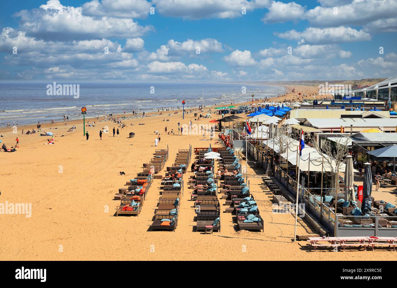 Blick auf den Strand von Scheveningen Pier, den Haag, Niederlande. Stockfoto