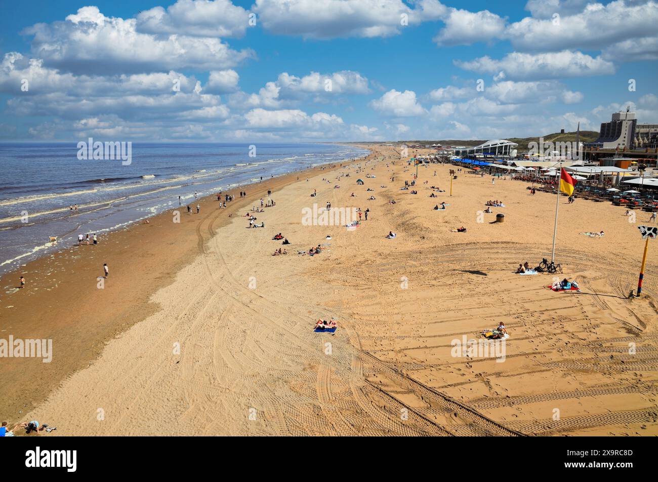 Blick auf den Strand von Scheveningen Pier, den Haag, Niederlande. Stockfoto